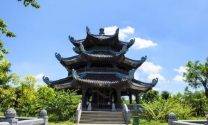 Hanoi: Hoa Lu, Trang An Caves, & Mua Cave Day Trip and Lunch
