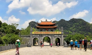 From Hanoi: Tam Coc, Hoa Lu & Mua Caves Full-Day Trip